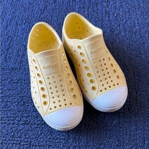 Light yellow Natives size 9T